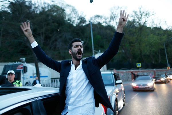 Halk kararını verdi! İşte referandum gecesinden kutlama görüntüleri