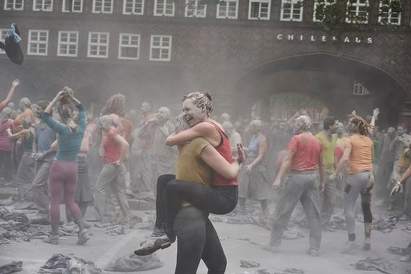 Hamburg sokaklarını Zombiler bastı! 