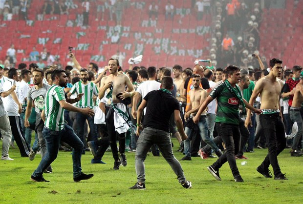 Maçtan sonra taraftar sahaya indi, arbede çıktı!